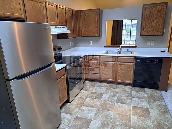 3rd image of 577 Malibu Dr SE