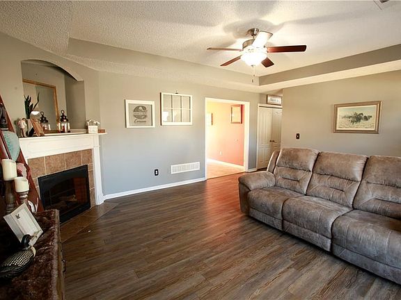 4th image of 734 Iron Horse Dr