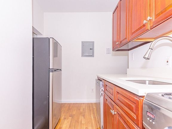 2nd image of 879 De Kalb Ave #5M
