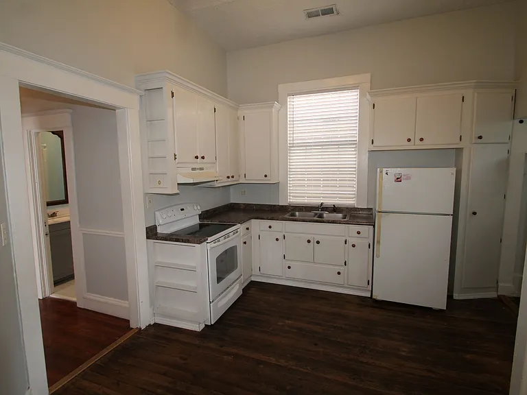 214 E 40th St #B — Photo 5