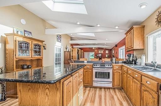 4th image of 25 Greenville St