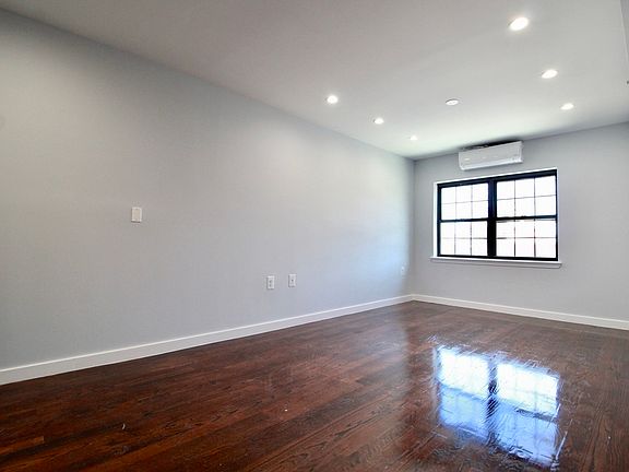 4th image of 21-02 77th St #3TOP