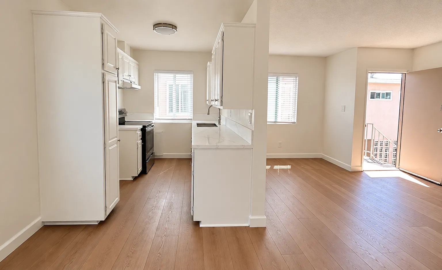 2 bed, 950 sqft, $2,925 — Photo 2