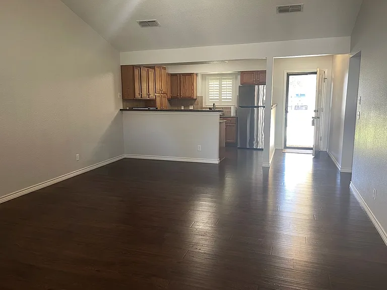 4004 Livingston St — Photo 4