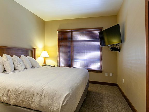 Bedroom with 1 King Bed