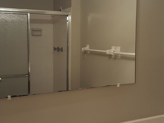 3rd image of 653 W 101st Ter