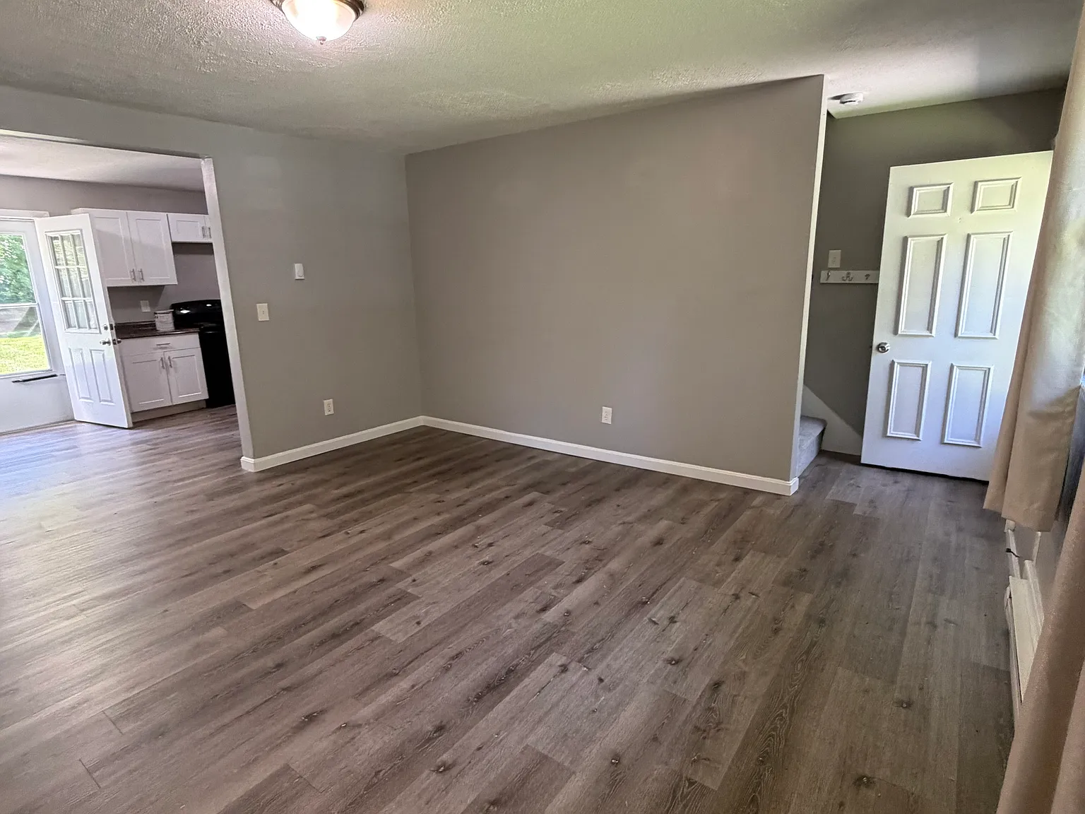 3 bed, 950 sqft, $2,500 — Photo 3