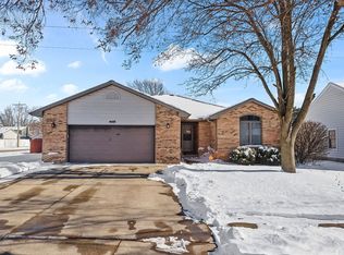 4688 Mission Dr, Decatur, IL 62526