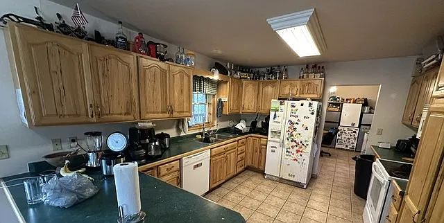 7 bed, 2.5 bath, 2800 sqft, $2,925 — Photo 2