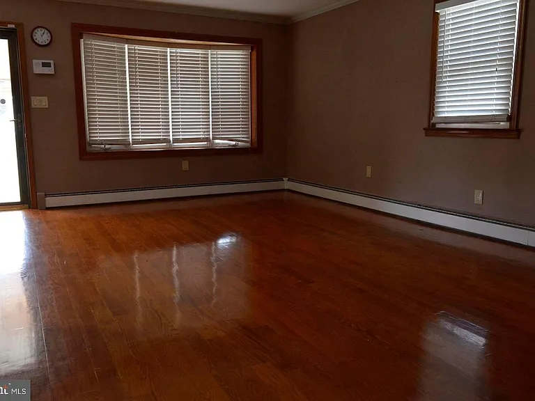 3131 Clive Ave — Photo 2