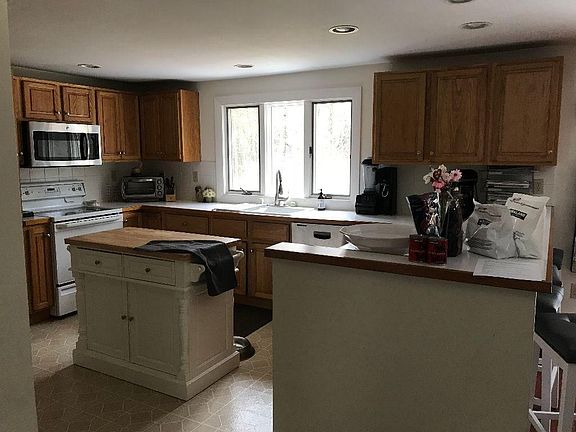 Full kitchen with stove, DW, and refrigerator