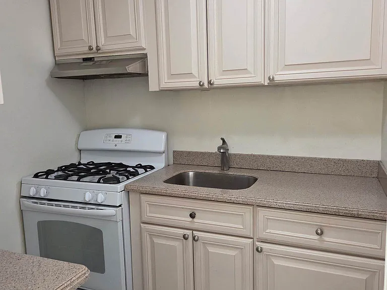 333 E 30th St #4E — Photo 6