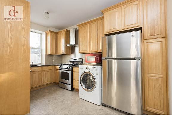 3rd image of 300 E 6th St APT 4