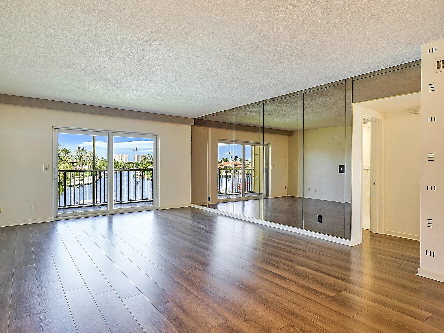 River House Terrace Condo — Photo 4
