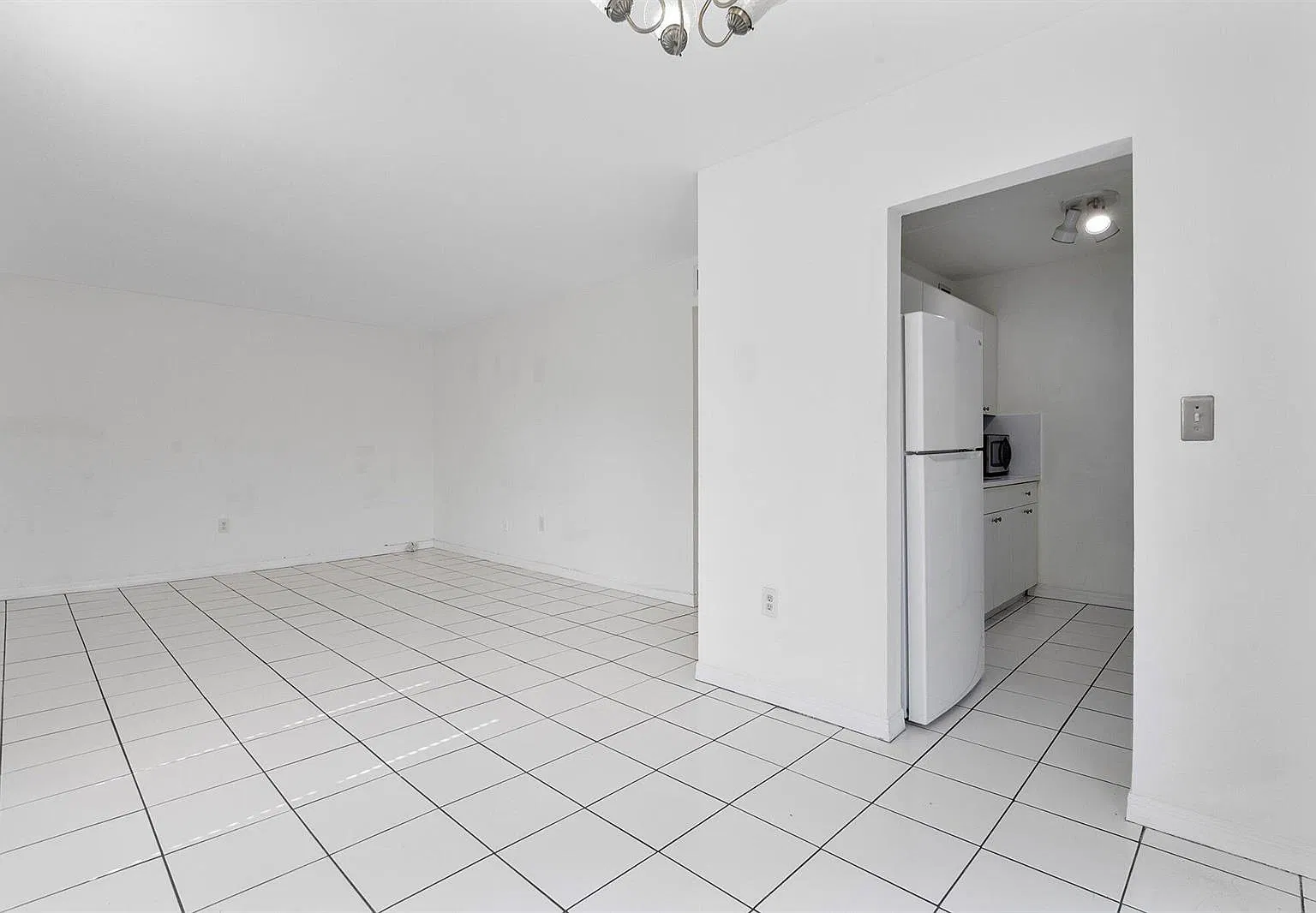 2138 SW 6th St — Photo 4