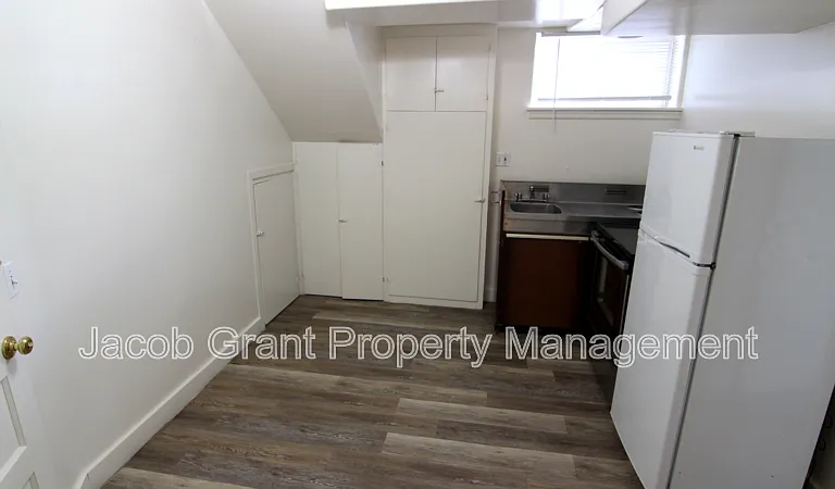 1110 E Lewis St #1/2 — Photo 5