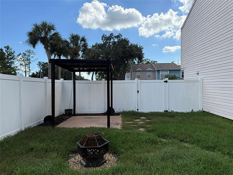 16335 Rambling Vine Dr W — Photo 21