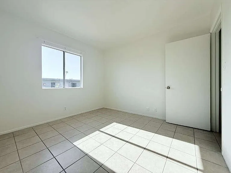 943 W 68th St #4 — Photo 15