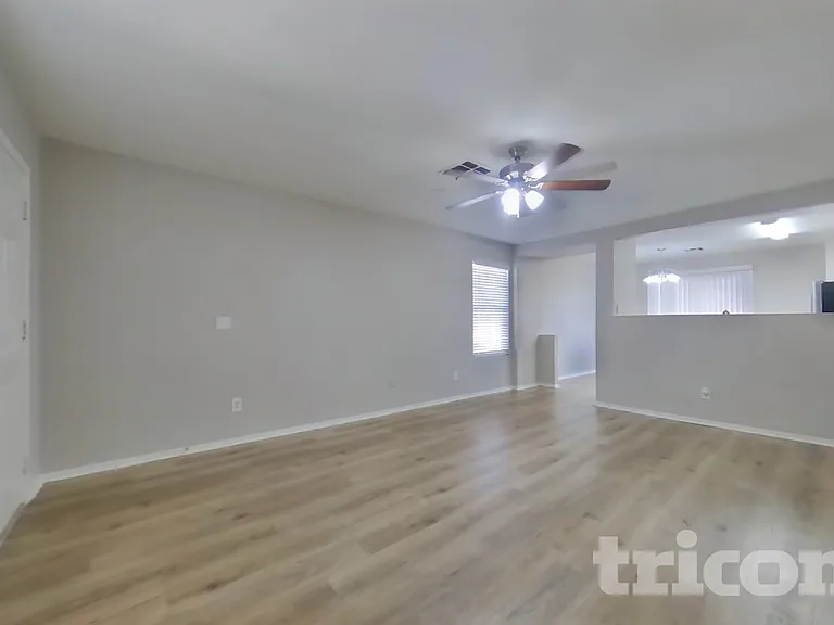 11514 W Wethersfield Rd — Photo 2
