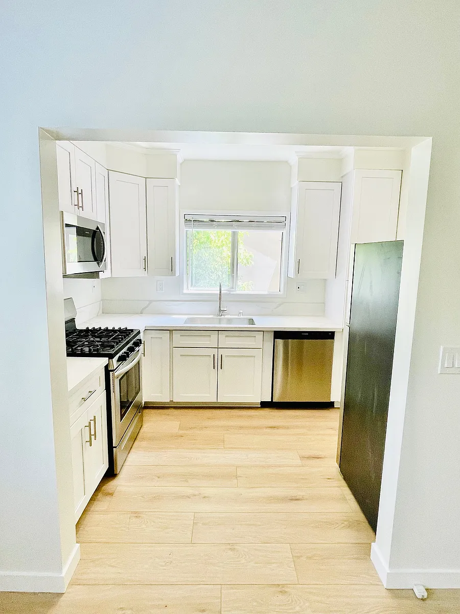 Building Photo - 1051 N Harper Ave #6