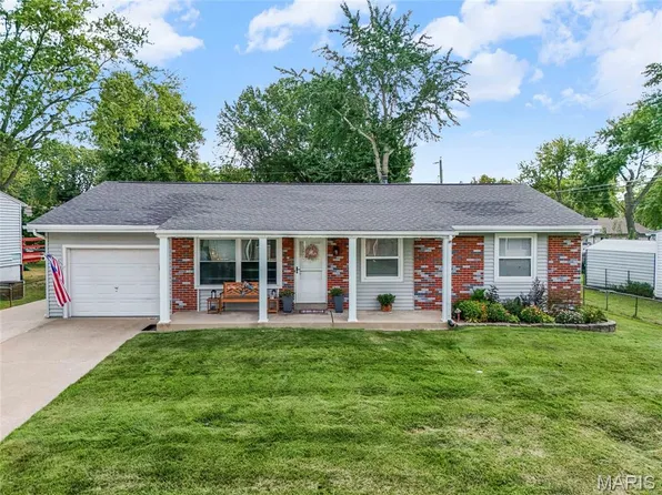 22 Saint Mark Dr, Saint Peters, MO 63376