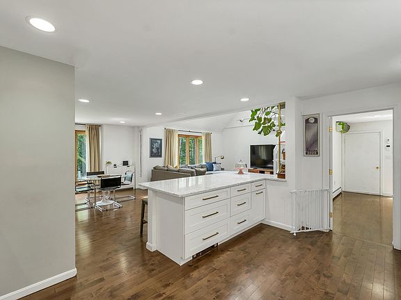 5th image of 8 West Gate Drive