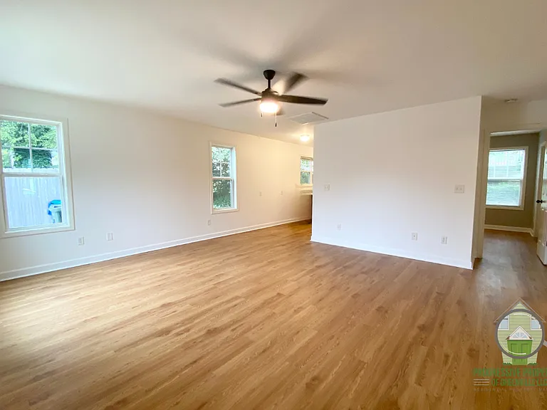 12 McLeod St — Photo 3