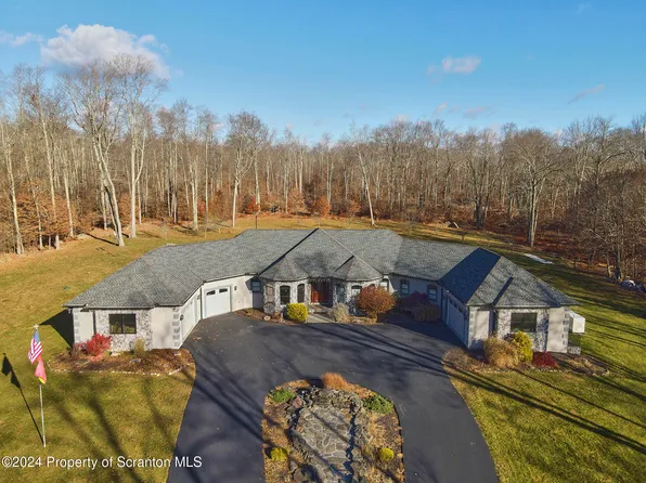 31 Holly Ln, Gouldsboro, PA 18424
