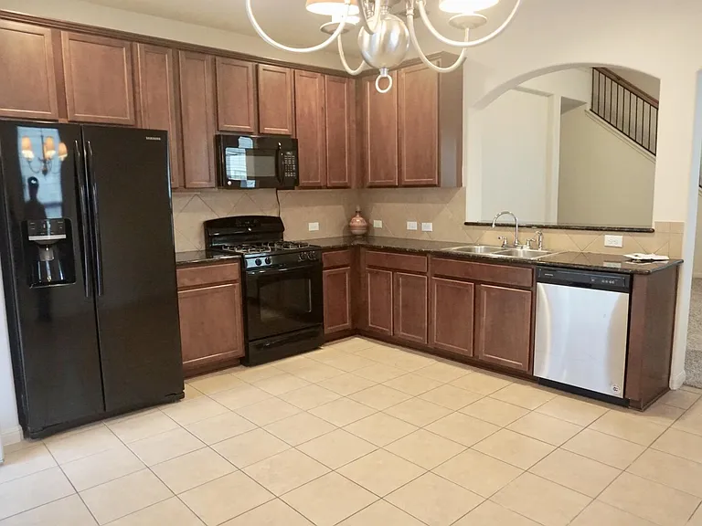 2305 Nestlewood Dr — Photo 5