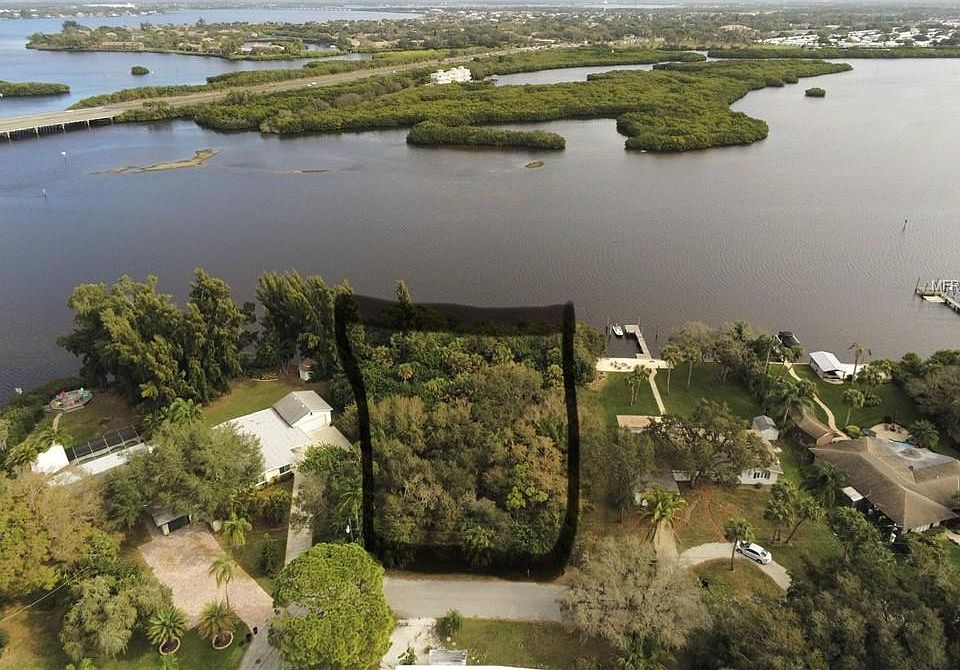 1st image of 705 32nd Street Ct E