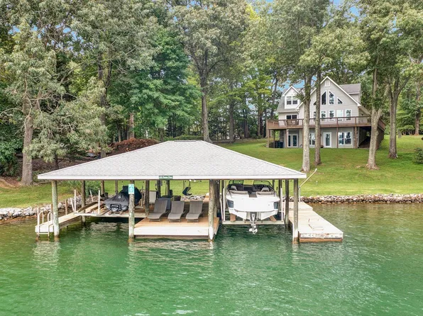 102 Preston Dr, Huddleston, VA 24104