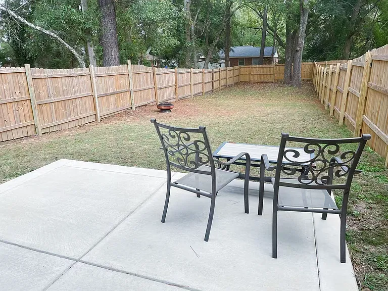 Fleetwood Dr — Photo 31