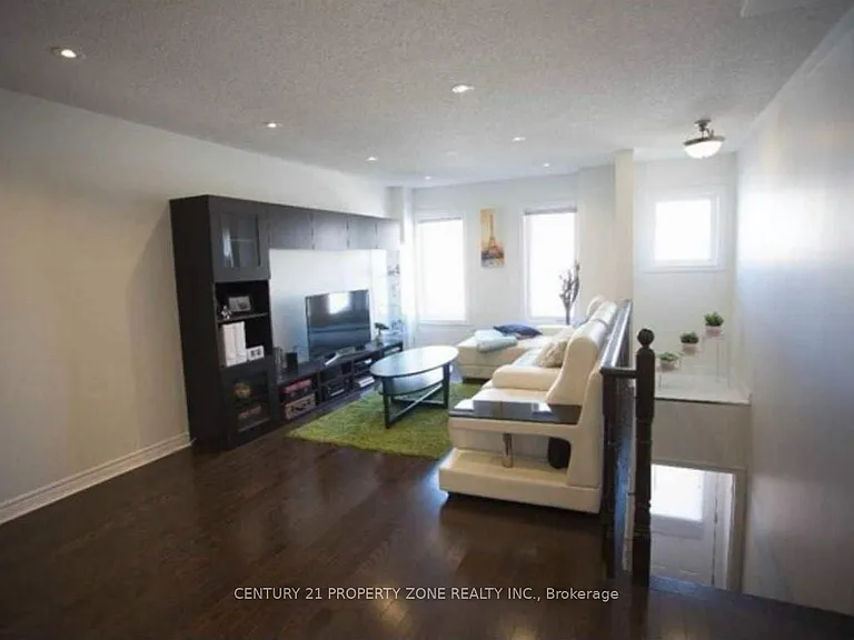 1041 Ellesmere Rd N — Photo 2