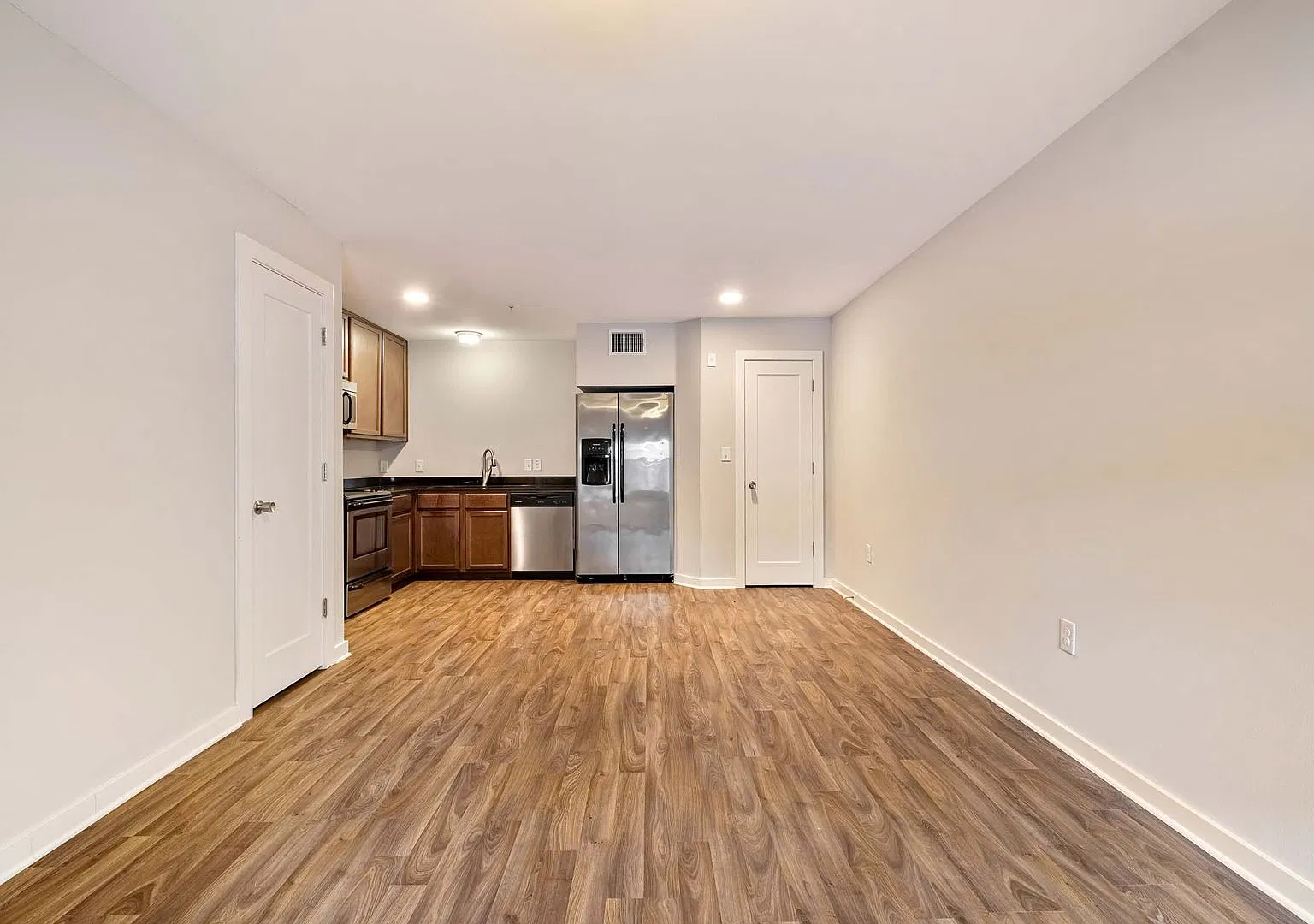 Stylish 2-Bedroom Townhouse in North Loop! — Photo 4