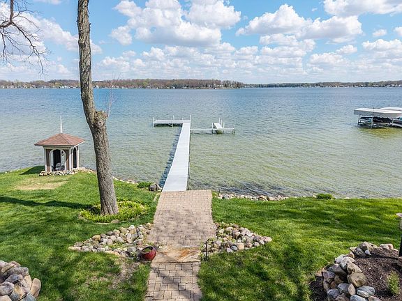 3rd image of 222 W Clear Lake Dr