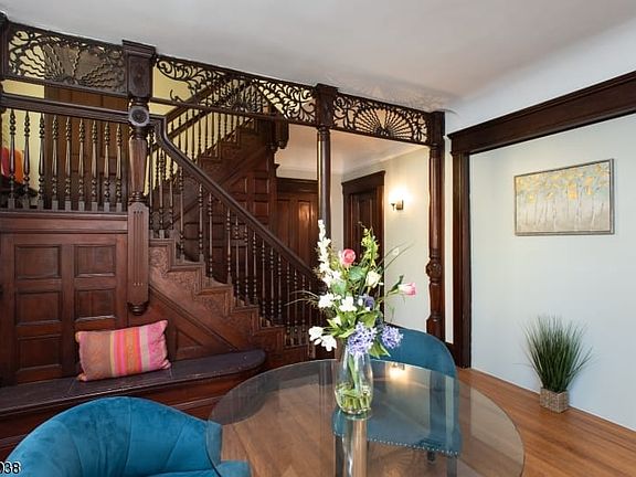 4th image of 31 Cloverhill Pl Floor 1