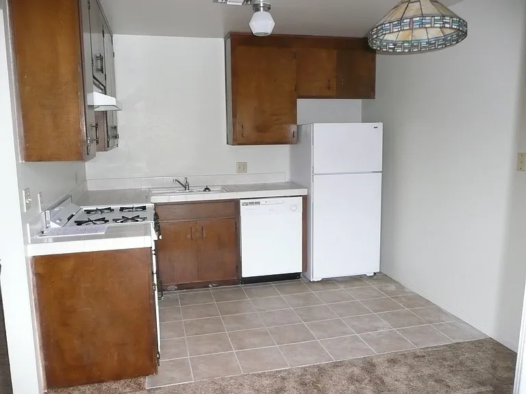 406 W Locust St — Photo 3