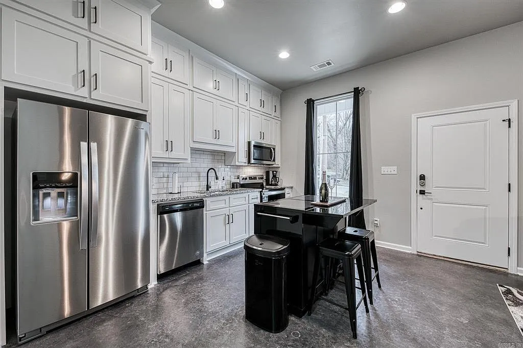 2 bed, 950 sqft, $1,900 — Photo 3