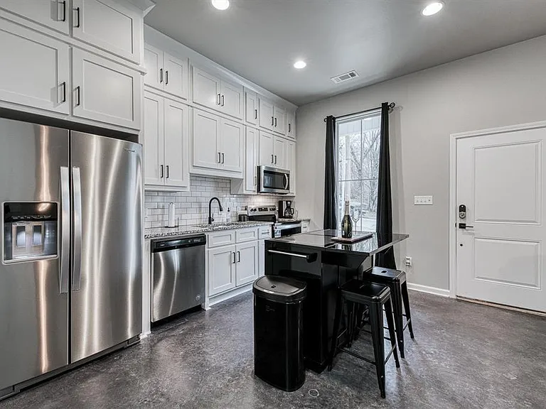 907 Park Ave — Photo 3
