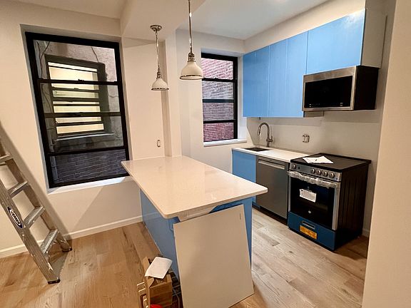 5th image of 210 E 9th St APT 2