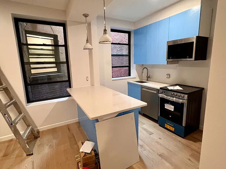210 E 9th St #2 — Photo 5