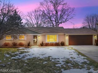 657 Pine Tree Ct, Walled Lake, MI 48390