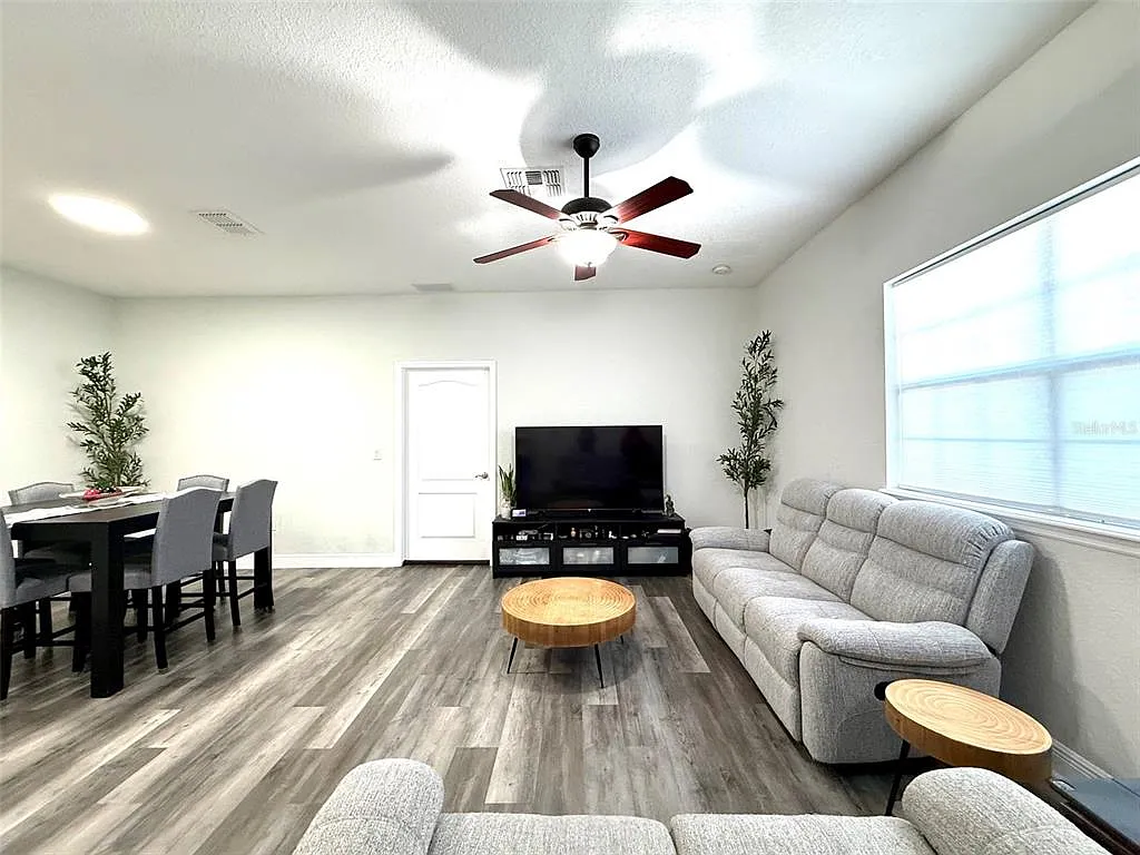 3 bed, 2.0 bath, 1426 sqft, $2,250 — Photo 4