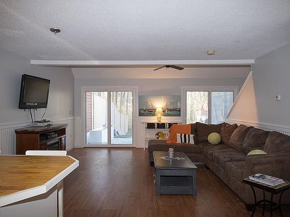 5th image of 32 Greenwood Village St