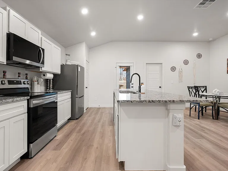 2509 Kenwood Ave — Photo 17