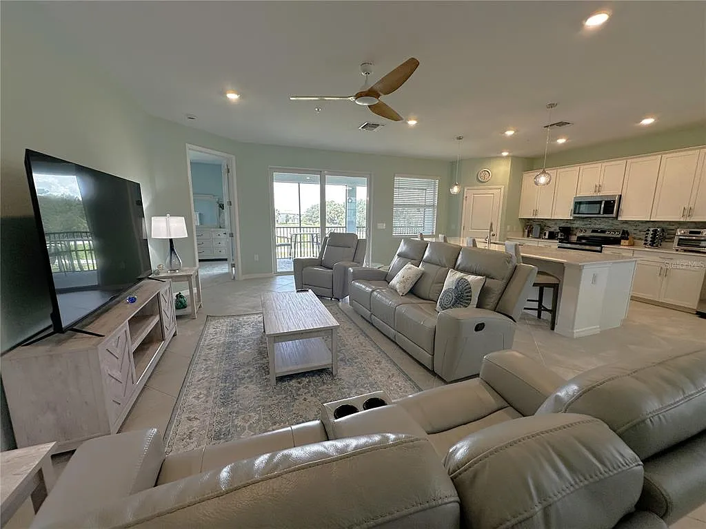 3 bed, 2.0 bath, 2110 sqft, $7,000 — Photo 4