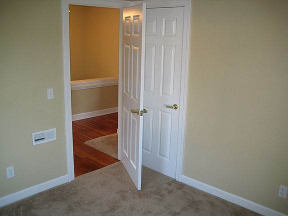 5th image of 382 Pine Ave