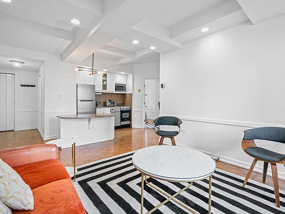 4th image of 150 W 51st St APT 1007