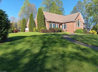 401 Summertree Ct, Winston Salem, NC 27127