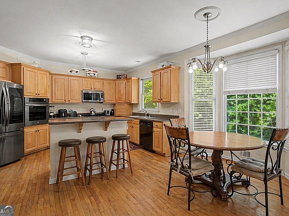 5th image of 615 Stonebriar Way SW